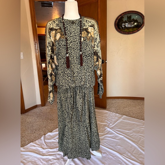 Vintage 90s Carole Little Black and Cream swing dress, cinched hip Size 12 - Picture 2 of 15